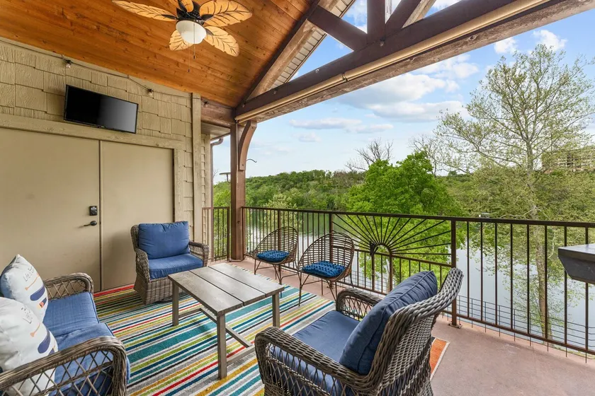 Views! LAKE Penthouse- 5 min to Landing & Downtown - Image 1