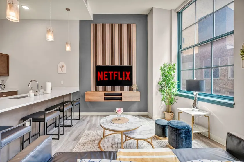 Luxe Flat w/ Heated Pool & Sauna • Gym•Heart of DT - Image 1