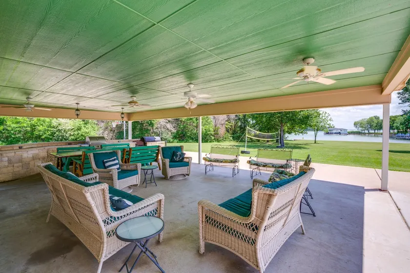Sunrise Cove RC Llc: Lakefront Home w/ 2 Casitas! - Image 1