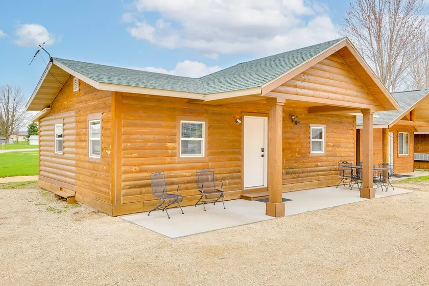 14 Mi to Mississippi River: Rural Cochrane Retreat - Image 1