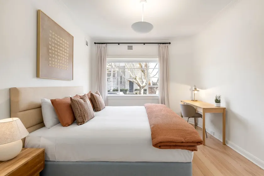 Sun-drenched Two Bedroom Apartment in Toorak - Image 1