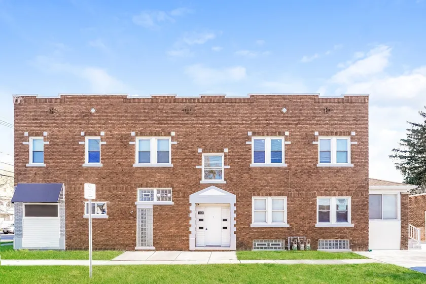 Chic 3 Bedroom close to I-90, Downtown & Lake Erie - Image 1