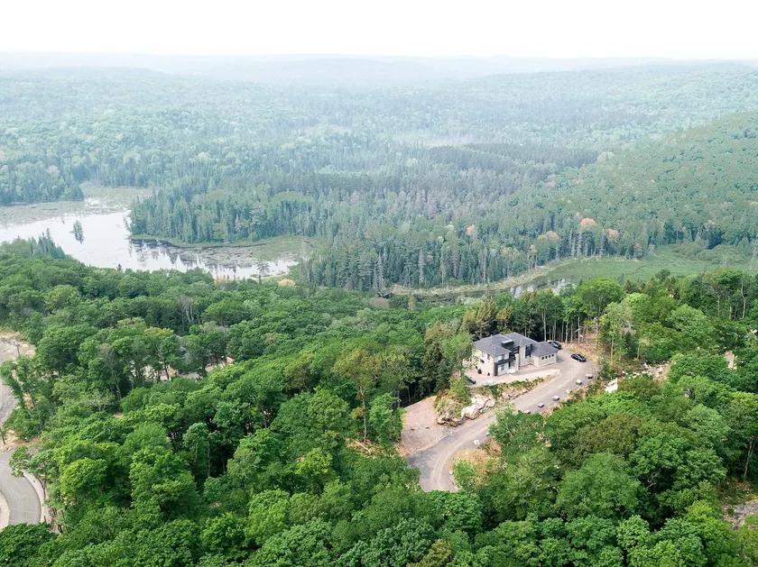 Modern Muskoka Cottage with Lake Views - Image 1