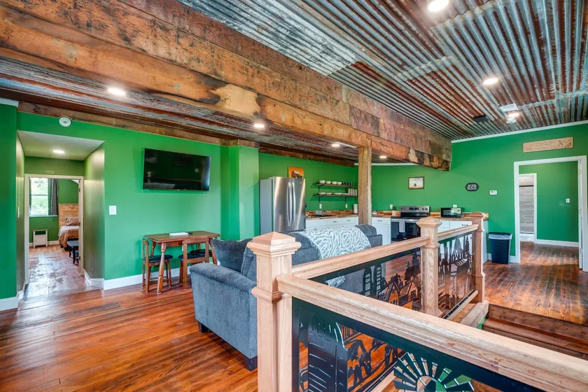 Near Wineries: Country Condo in New Haven - Image 1