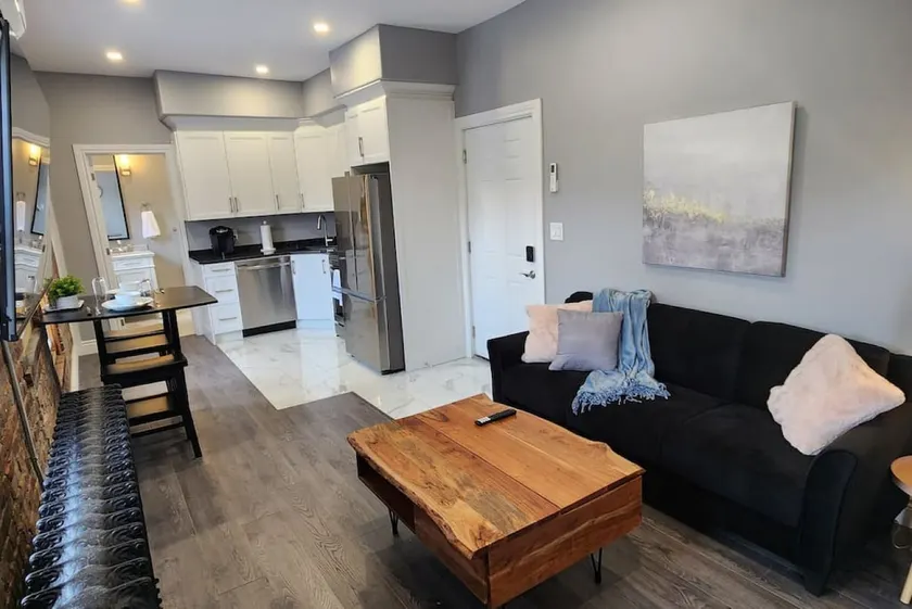 Executive 2BD 58” TV+Wifi+AC+Parking+Kitchen. - Image 1