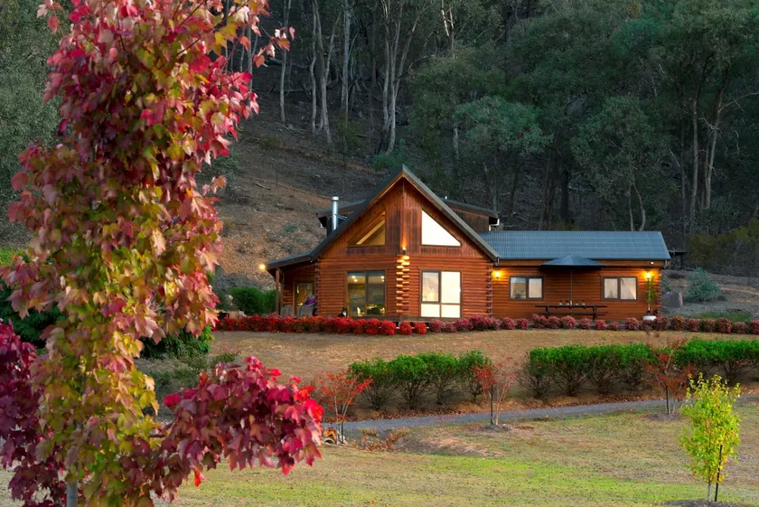 High Country Log Home Near Lake Eildon & Mt Buller - Image 1