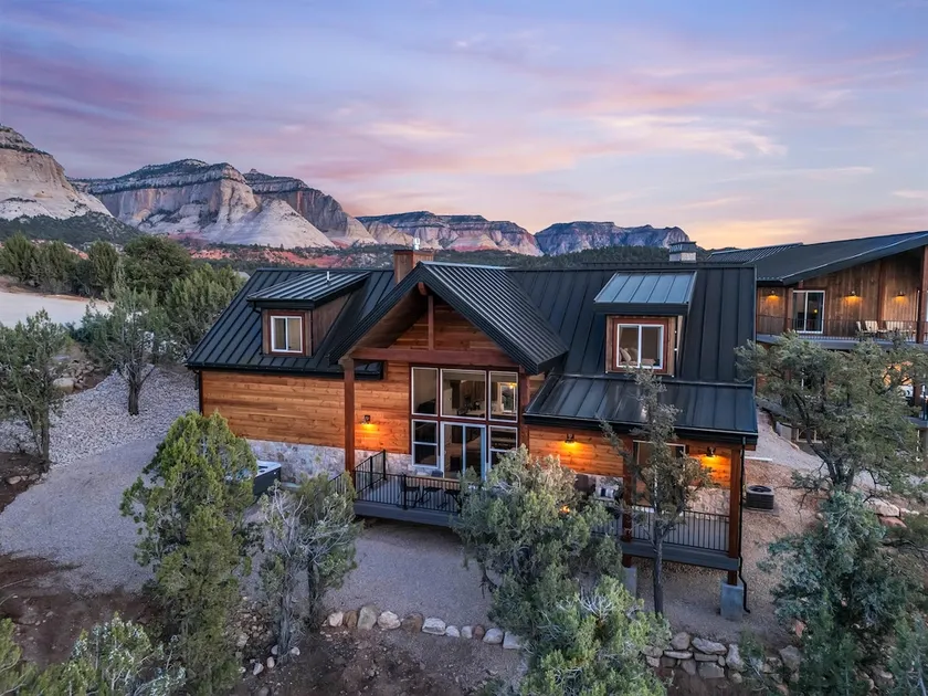 Cactus Canyon Retreat Zion Base Hot Tub Views - Image 1
