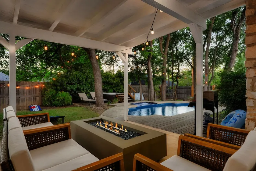Upscale Retreat: Pool, Hot Tub, Gym & Games - Image 1