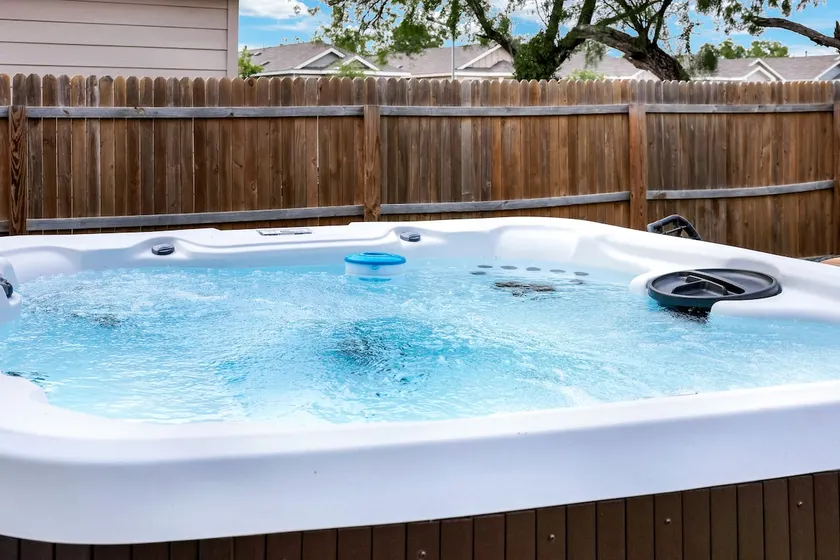 Hot Tub Nr Missions Park | Yard BBQ Shared Pool - Image 1