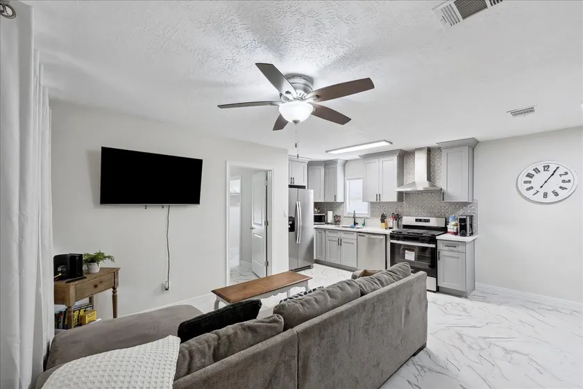 Comfortable 2-Bedroom Rental in Bridge City - Image 1