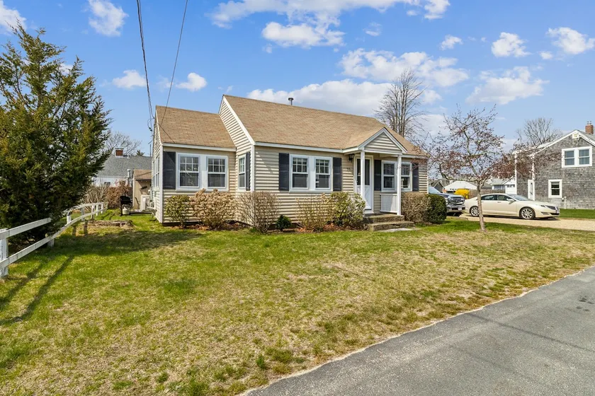 Coastal Cottage Retreat Steps from the Beach - Image 1