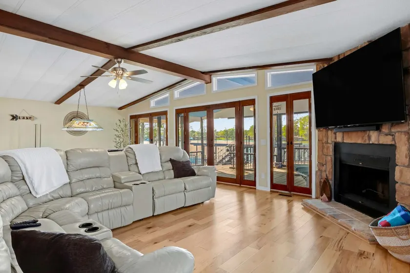 Beautiful and Relaxing Lakefront Getaway - Image 1