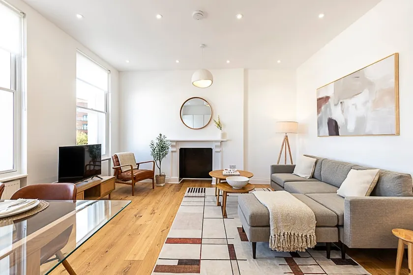 Stylish Chelsea Escape with Private Outdoor Oasis! - Image 1