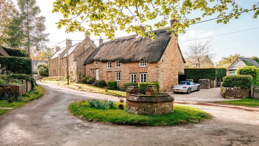 Stunning 4-Bed Thatched Cottage in Oxfordshire! - Image 1