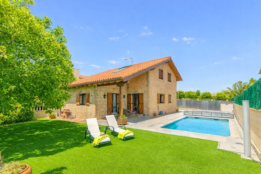 Large country house with pool 15 km from Pamplona - Image 1