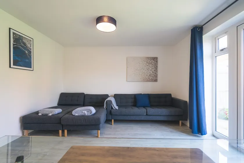 Stylish 3-Bed Retreat with Garden and Parking - Image 1