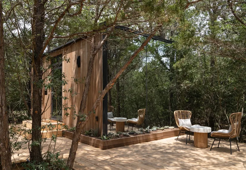 Cozy mirror retreat w/ Lake access and hot tub - Image 1