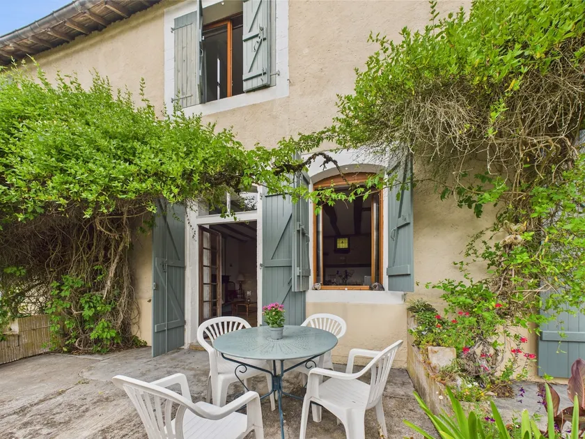 Semi-detached cottage, 4 adults 1 child, shared swimming pool - Image 1