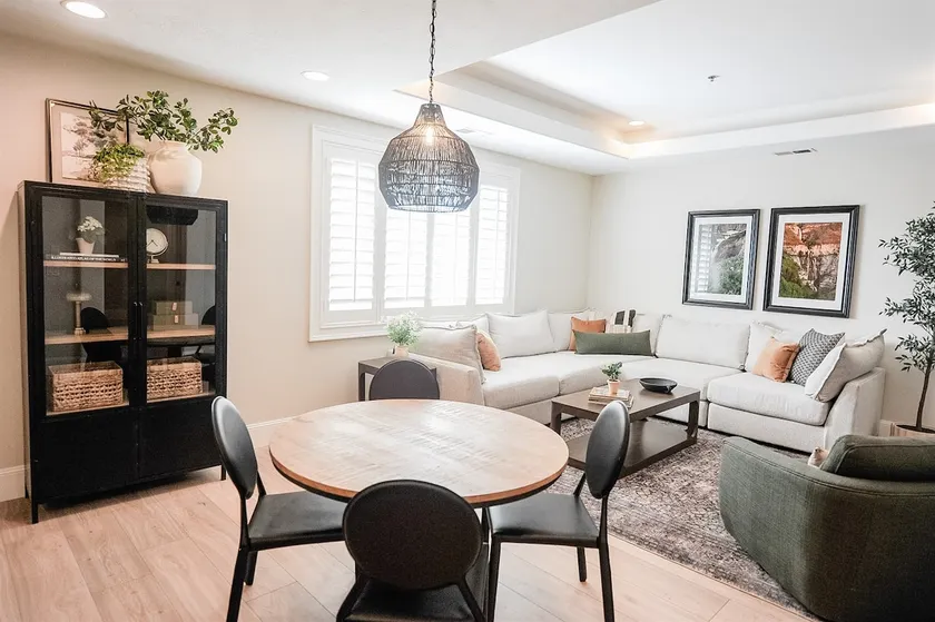Stylish Riverwoods Retreat - Image 1