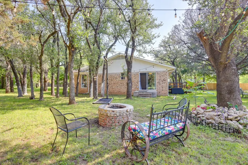 1 Mi to Lake Whitney: Morgan Home w/ Deck! - Image 1