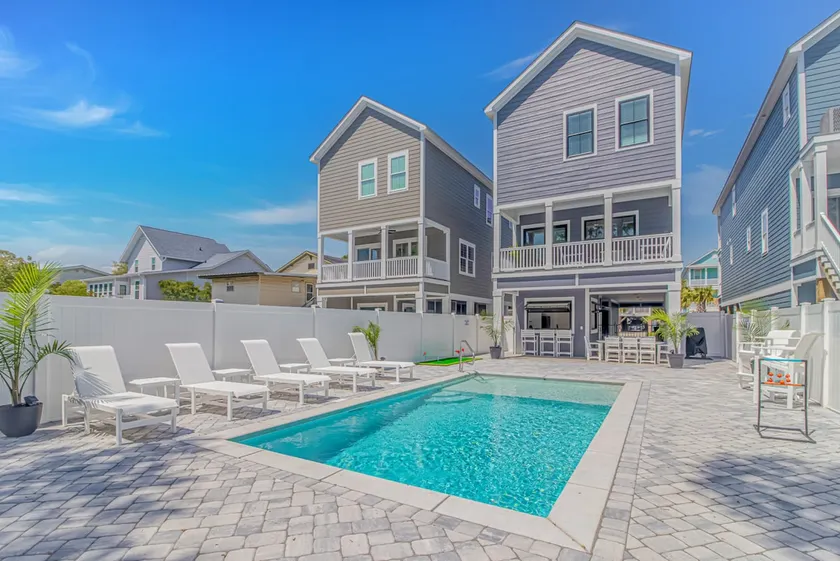 Private 5 Bed, 4.5 bath w/ Elevator & Pool. Steps to the beach & close to pier. - Image 1