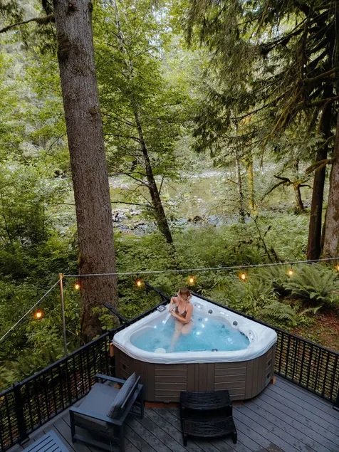 Hunts Hut: spa, river view, generator, 15mi to ski - Image 1