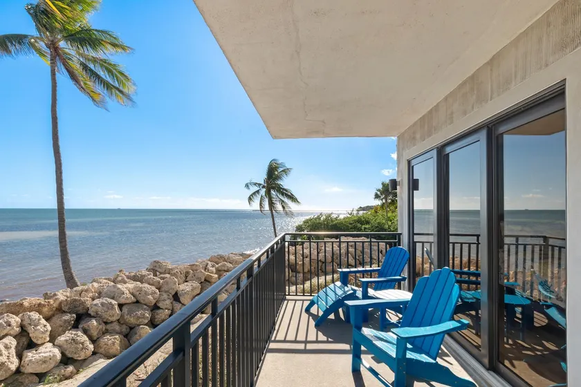 Mar Y Sol Ocean Front A101: 3 sovrum, 2. 5 BA Condominium i Key West, 8 sovplatser - Image 1