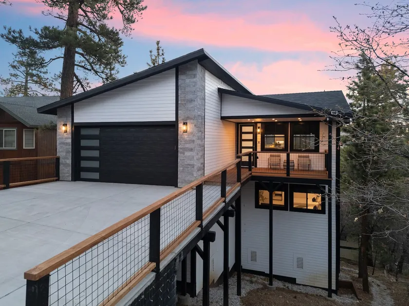 Modern Lodge Near the Ski Slopes, Hot Tub, Games - Image 1
