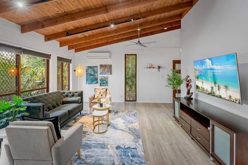 Charming Home in Sunnybank close to plaza with Pool - Image 1