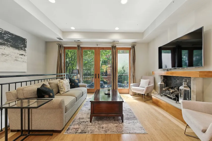 Spacious 3-Bed West Loop Townhouse, 1 Car Garage - Image 1