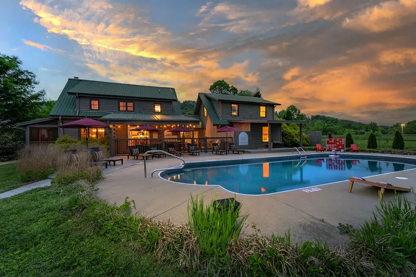 7 Br~Sleeps 20~Sport Court~Pool~Hot Tub~Playground - Image 1
