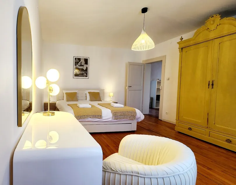 The setting of confidences-Apartament-Exclusiu-Bany - Image 1