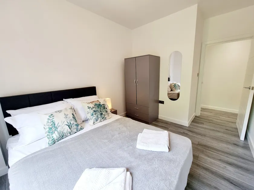 Modern Flat with City Views in Woolwich - Image 1