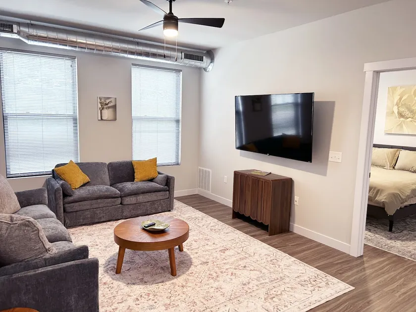 Downtown EC 2bdrm w/parking - Image 1