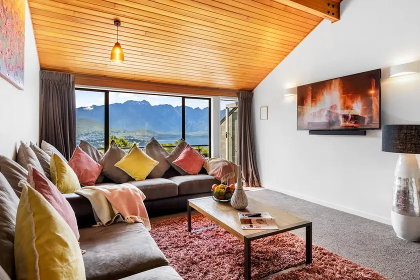 SPACIOUS LAKE VIEW SPA TOWNHOUSE - Image 1