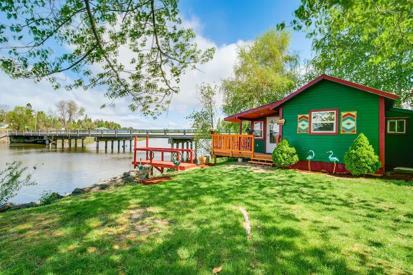 Fish & Hike: Peaceful Cabin on Williamson River - Image 1