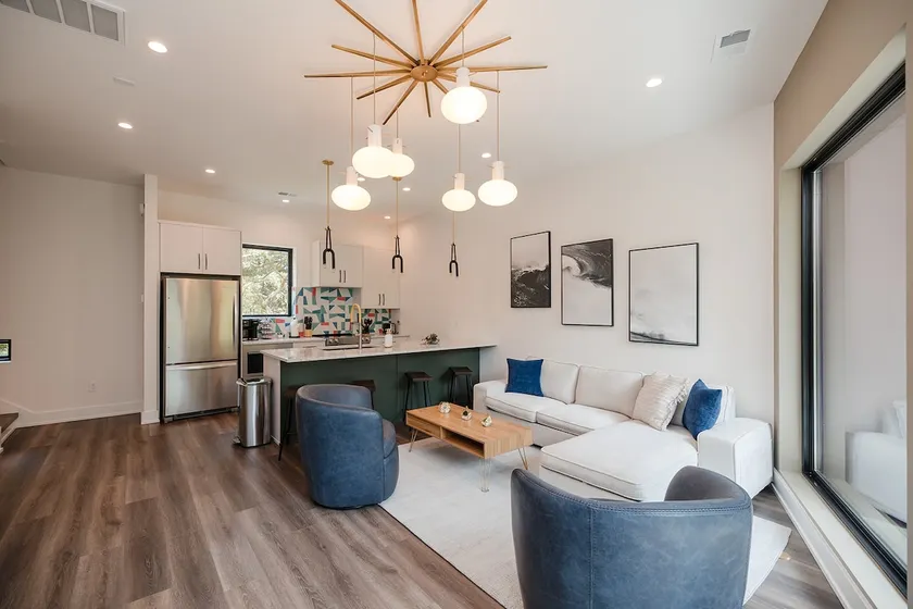 Sleeps 16! TWO Rooftops and more - Image 1