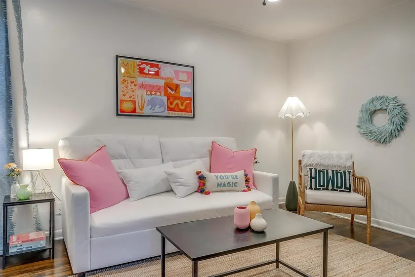 Sixth St. Hideaway- Walking Distance to 7th! - Image 1