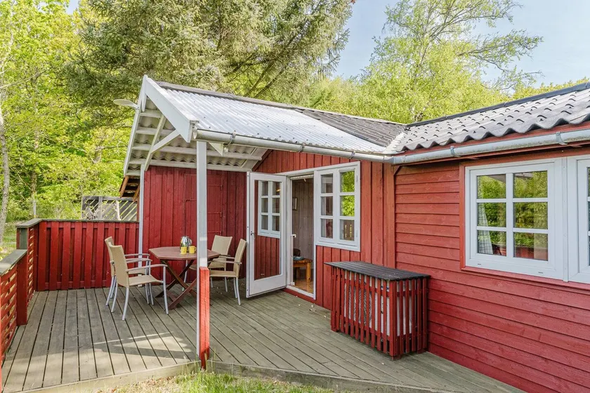 Grandfather's little forest house - Image 1