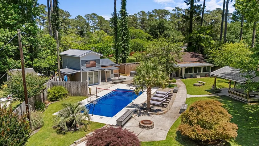 Exclusive Property with Pool, Hot Tub, and Gym - Image 1