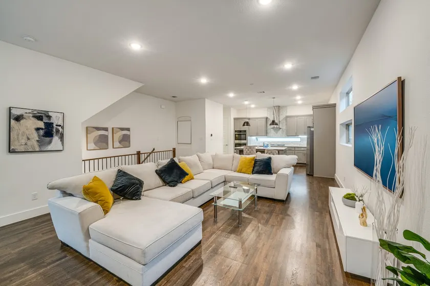 10 Mi to Dtwn Dallas: Sleek Retreat w/ Balcony - Image 1