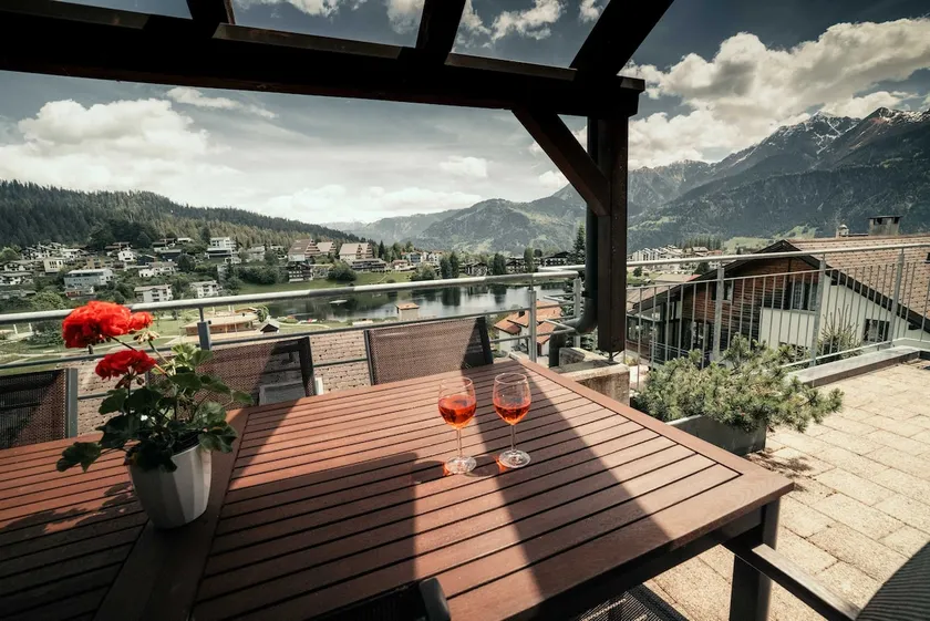 Stylish Lakeview Apartment Balcony & Free Parking - Image 1