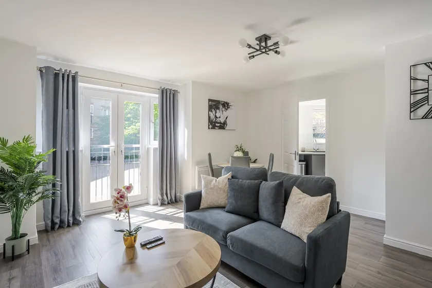2 Luxurious Apartments with Free Parking near Chelmsford City - Image 1