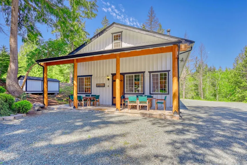 Ranch with 2 houses near lake trails, 15 guests - Image 1