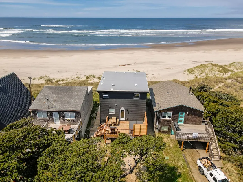 Sol Luna-Beachfront, hot tub, VIEWS, dog OK - Image 1