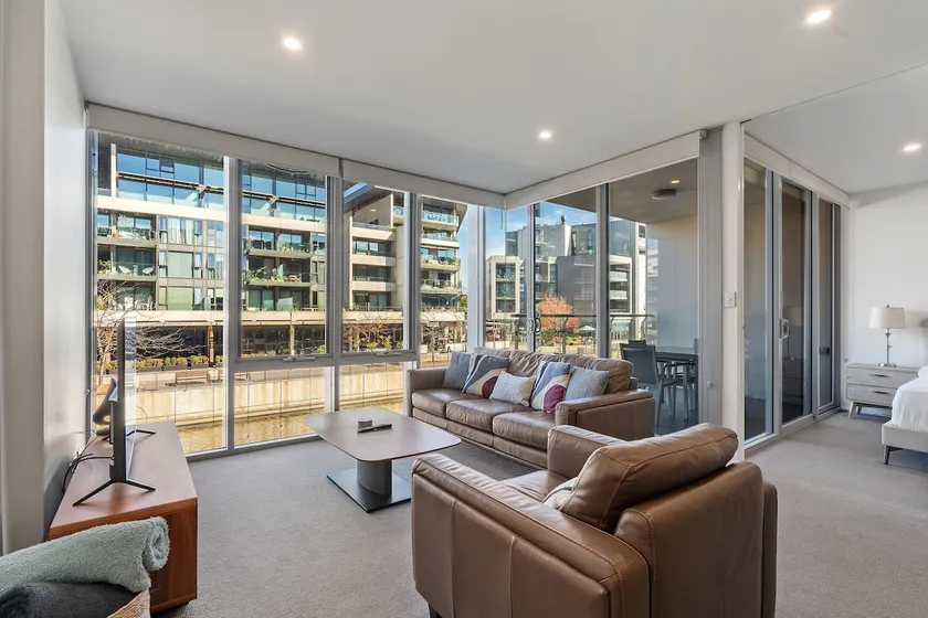 Spacious Lakefront Apartment with Pool Access - Image 1