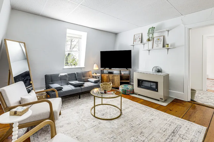 Explore Dtwn, Parks & Colleges: Cozy Worcester Apt - Image 1