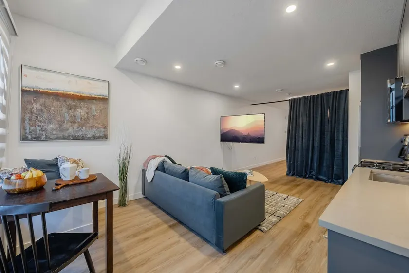 Natural Light, Big Windows, Studio w/ Bus Stop - Image 1