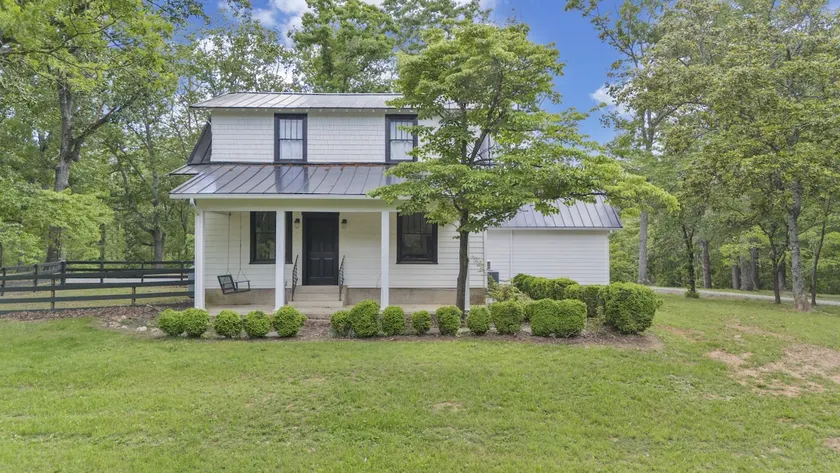 Historic Farmhouse|5 acres|Hot Tub| Parkway Access - Image 1