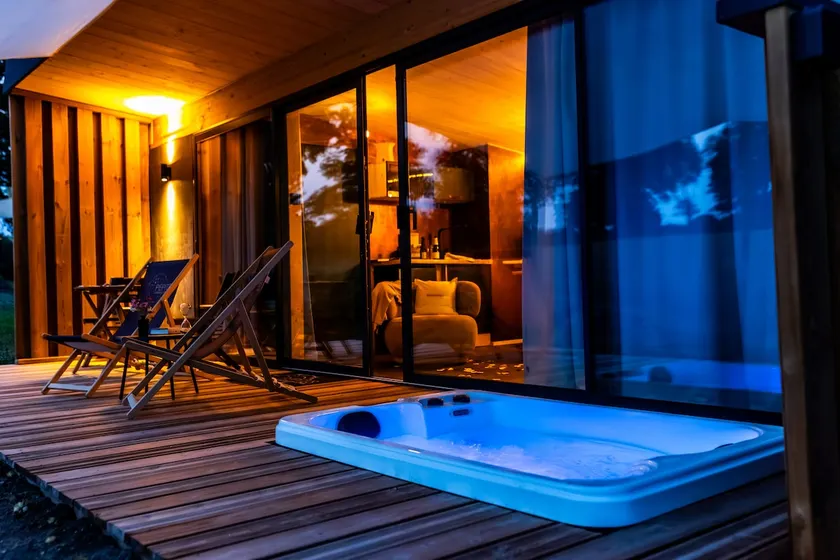Lodge with private spa in Montluçon, breakfast included - Image 1